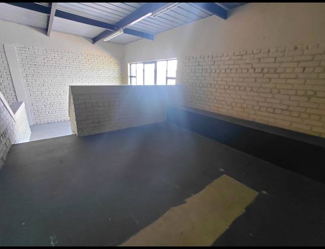 134M² WAREHOUSE TO LET IN POMONA
